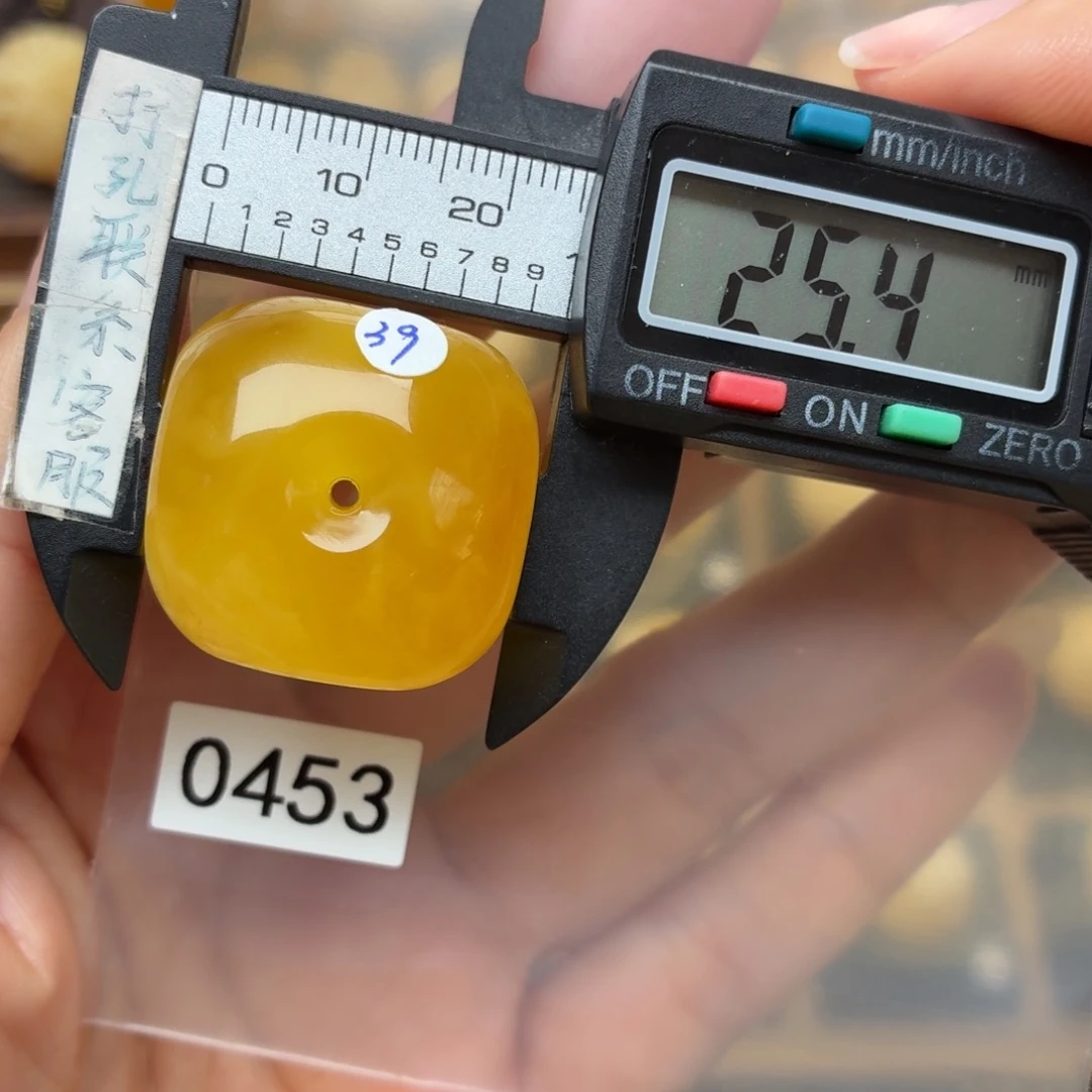 琥珀未镶嵌裸石单面原皮藏扣