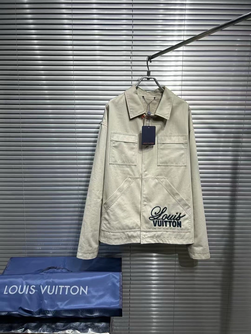 全新未使用 LouisVuitton/路易威登 爆款刺绣字母卡其色夹克/46码
