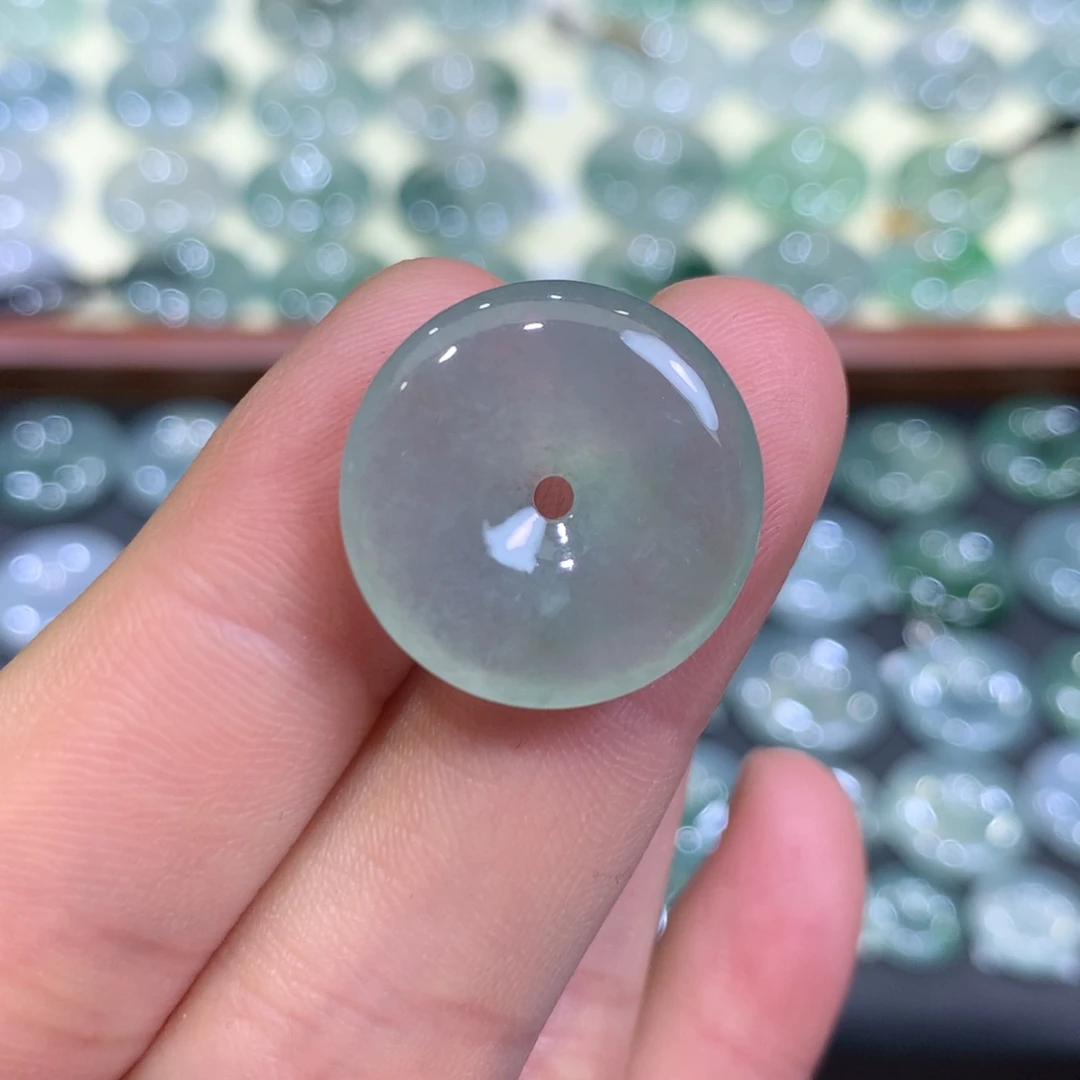 翡翠颈饰未镶嵌平安扣