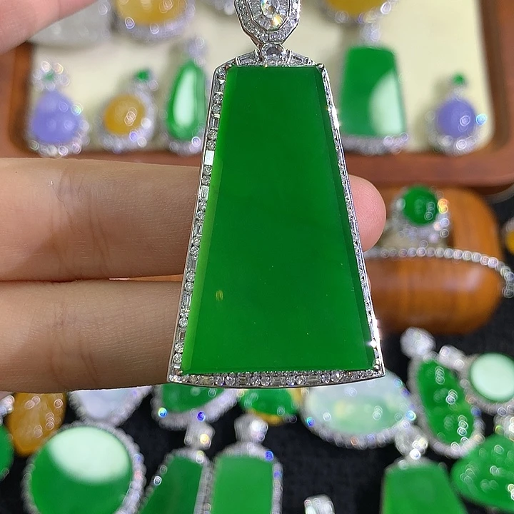 翡翠18K金镶嵌颈饰无事