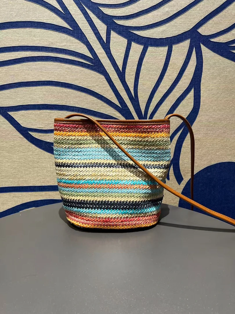 星舵时尚小众设计休闲时髦多巴胺彩虹编织牛皮拼拉菲草斜跨水桶包