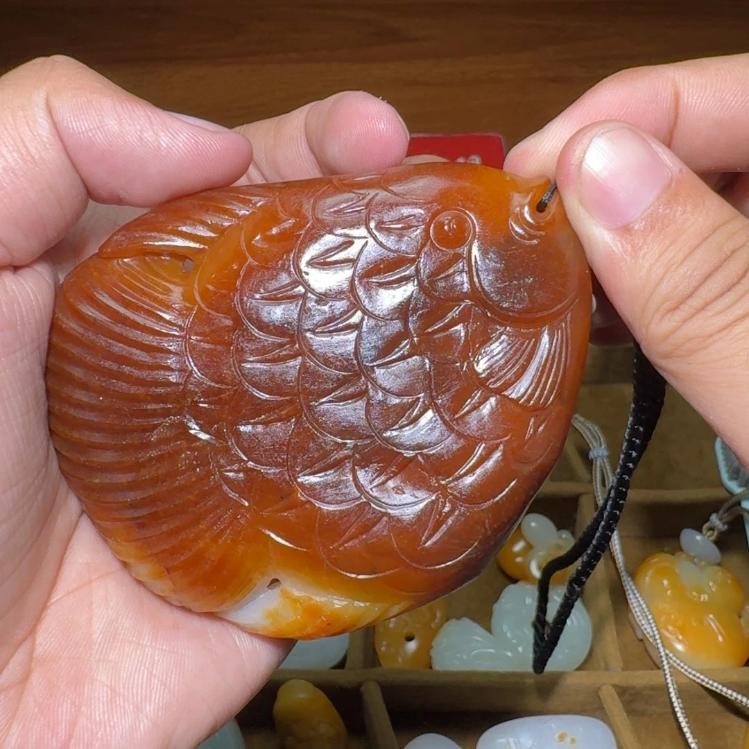 和田玉未镶嵌颈饰冒**泡