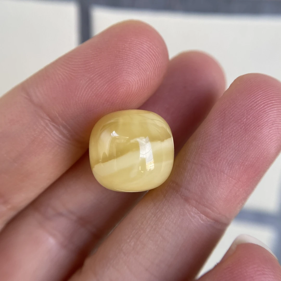 蜜蜡奶黄飘花老型配饰14.3×13.6mm，花纹好看，无优化保天然