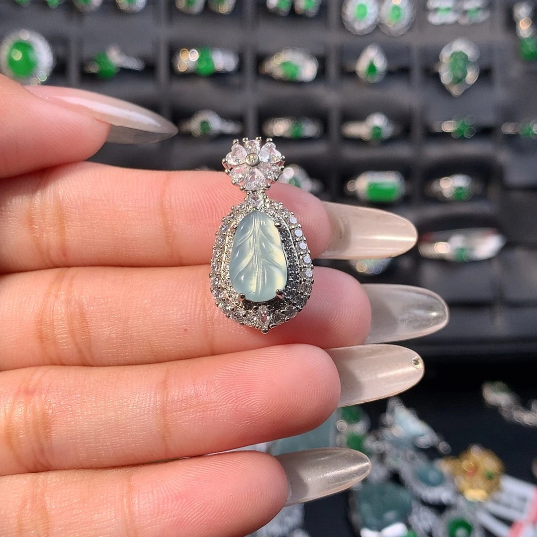 翡翠未镶嵌颈饰叶子