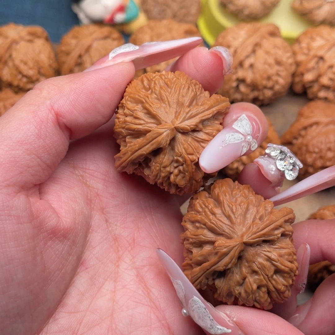 文玩核桃把件全品老款红皮白狮子40