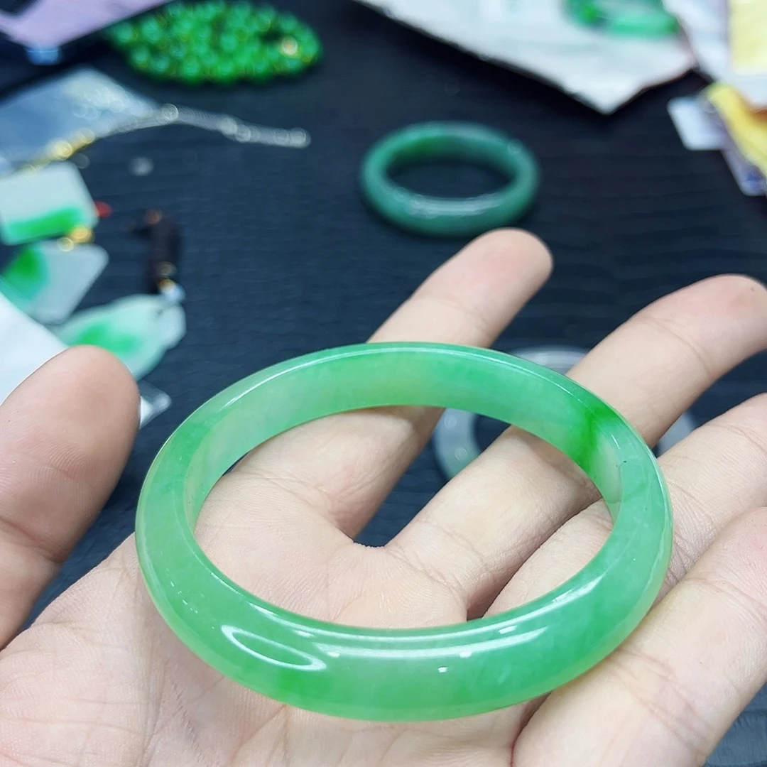 翡翠手镯未镶嵌多样性