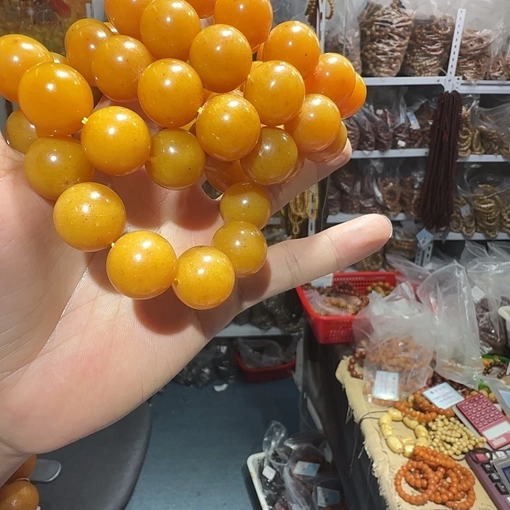 18鸡油黄圆珠手串多样性发其一