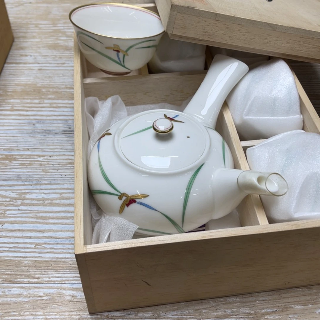 瓷片密密麻麻地排列着一个