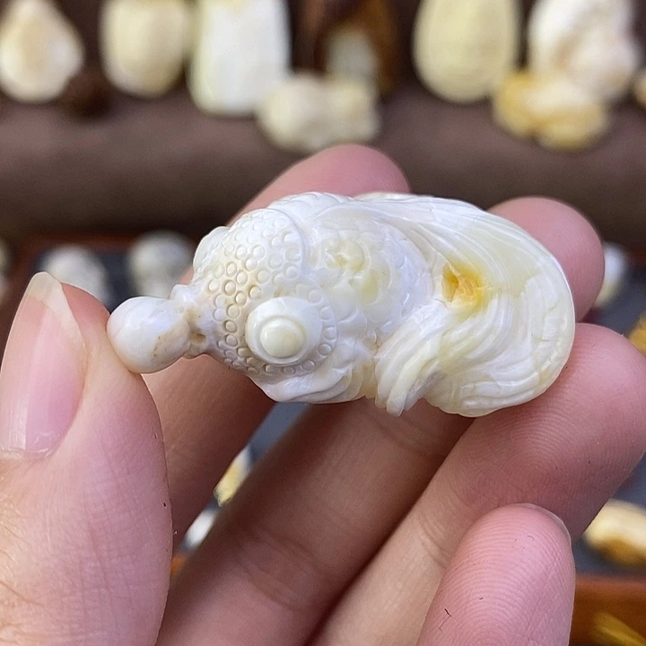 琥珀裸石未镶嵌白蜡金鱼