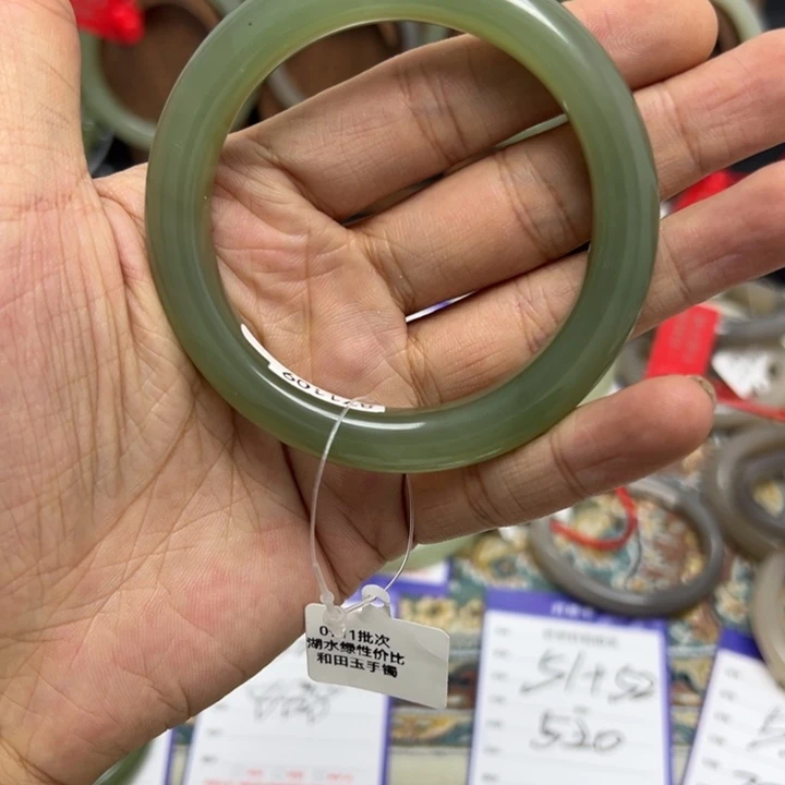 和田玉未镶嵌手镯