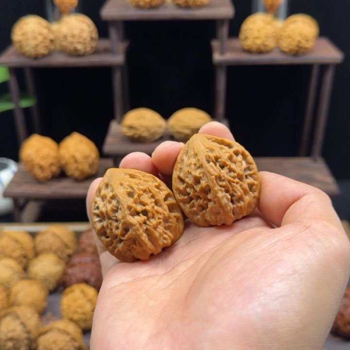 桃核把件贵妃鸡（微修尖）