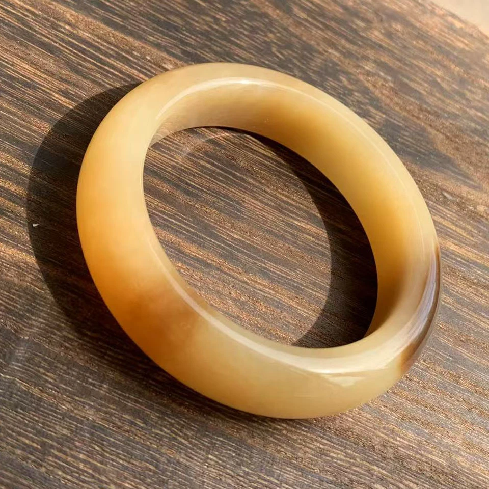 和田玉糖白手镯，一只独特手镯。温润的底色，晕染着别致的棕褐纹