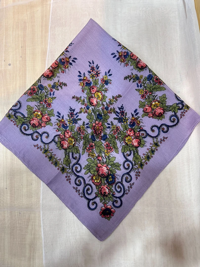 中老年人带玫瑰花方巾