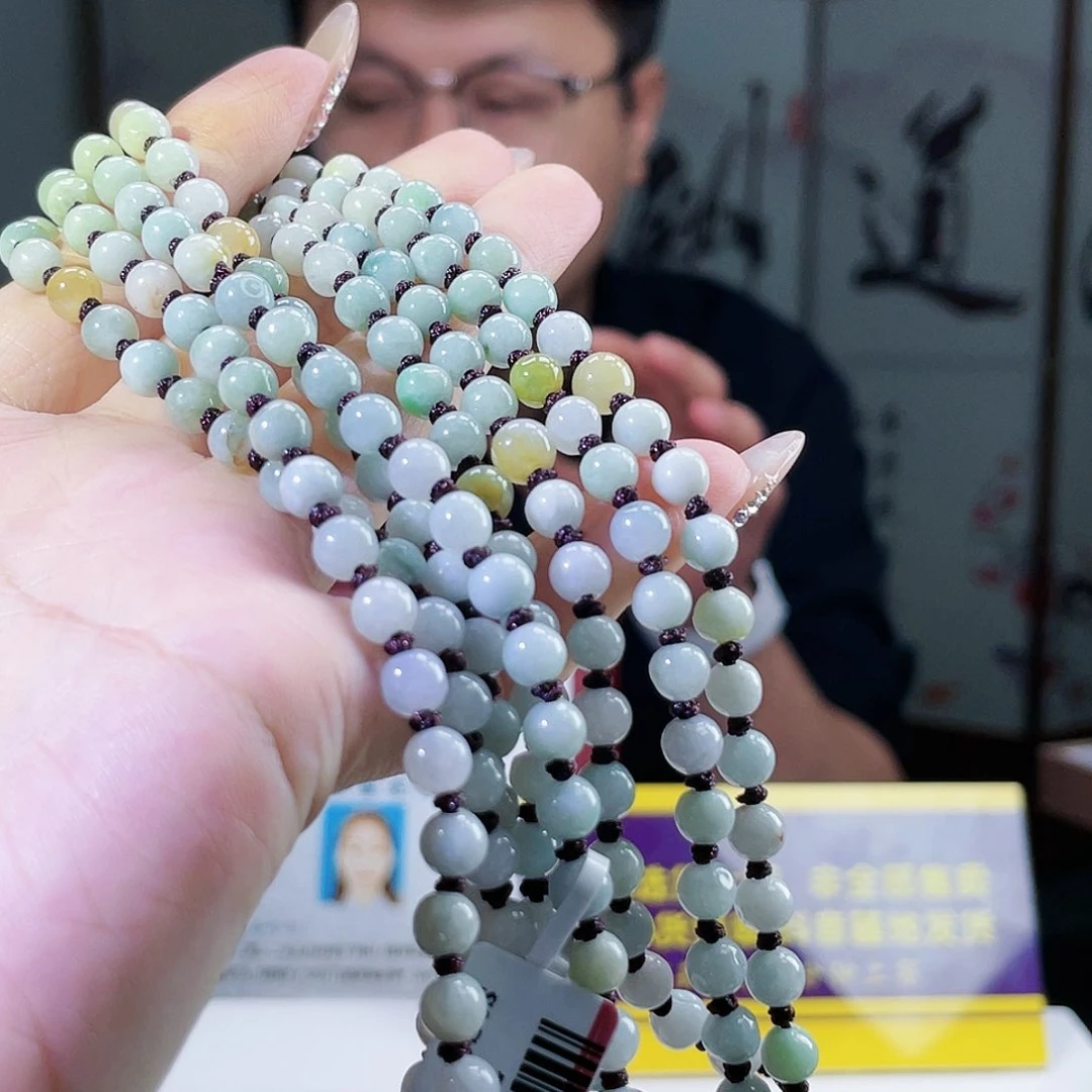 翡翠未镶嵌颈饰发其一