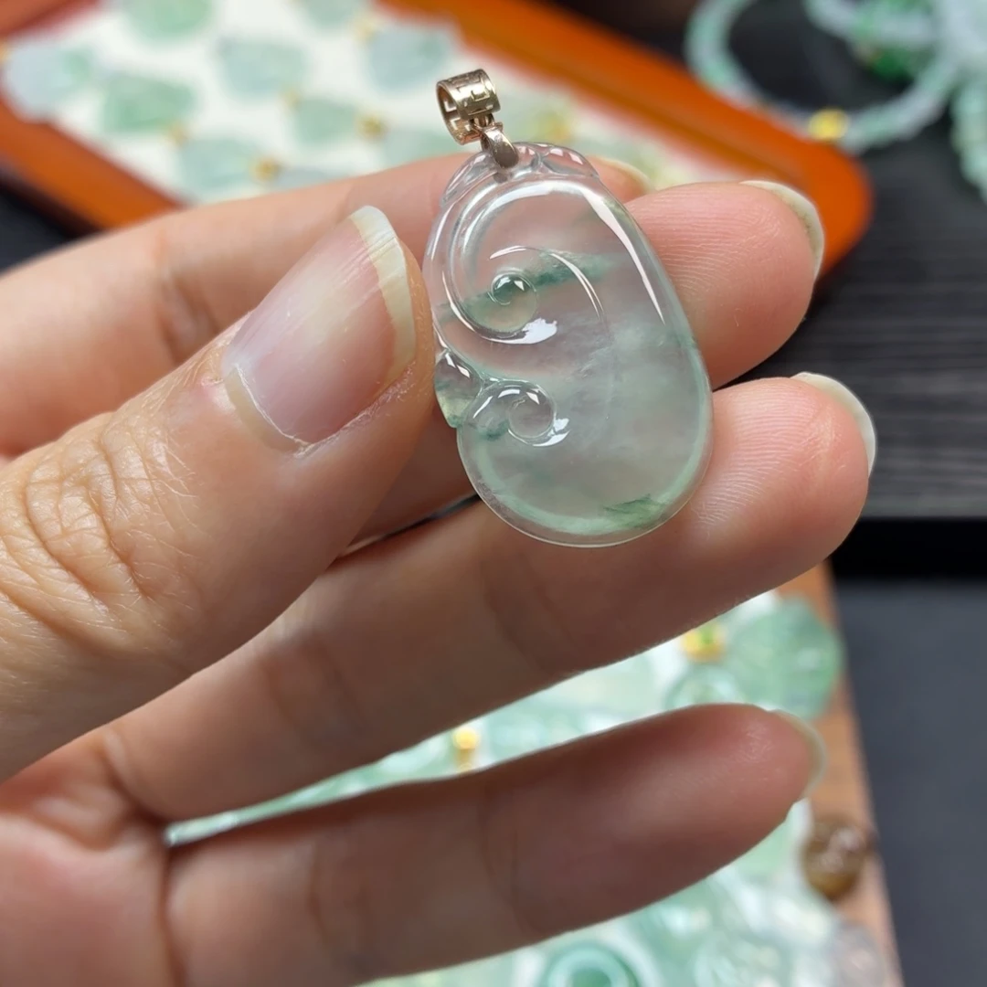 翡翠18K金镶嵌颈饰如意