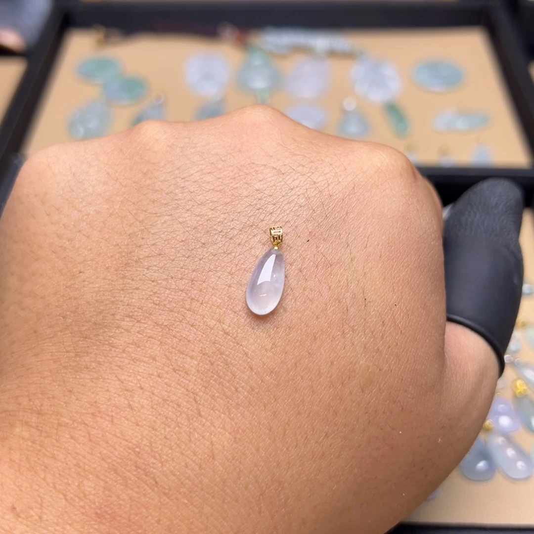 翡翠18K金镶嵌颈饰水滴