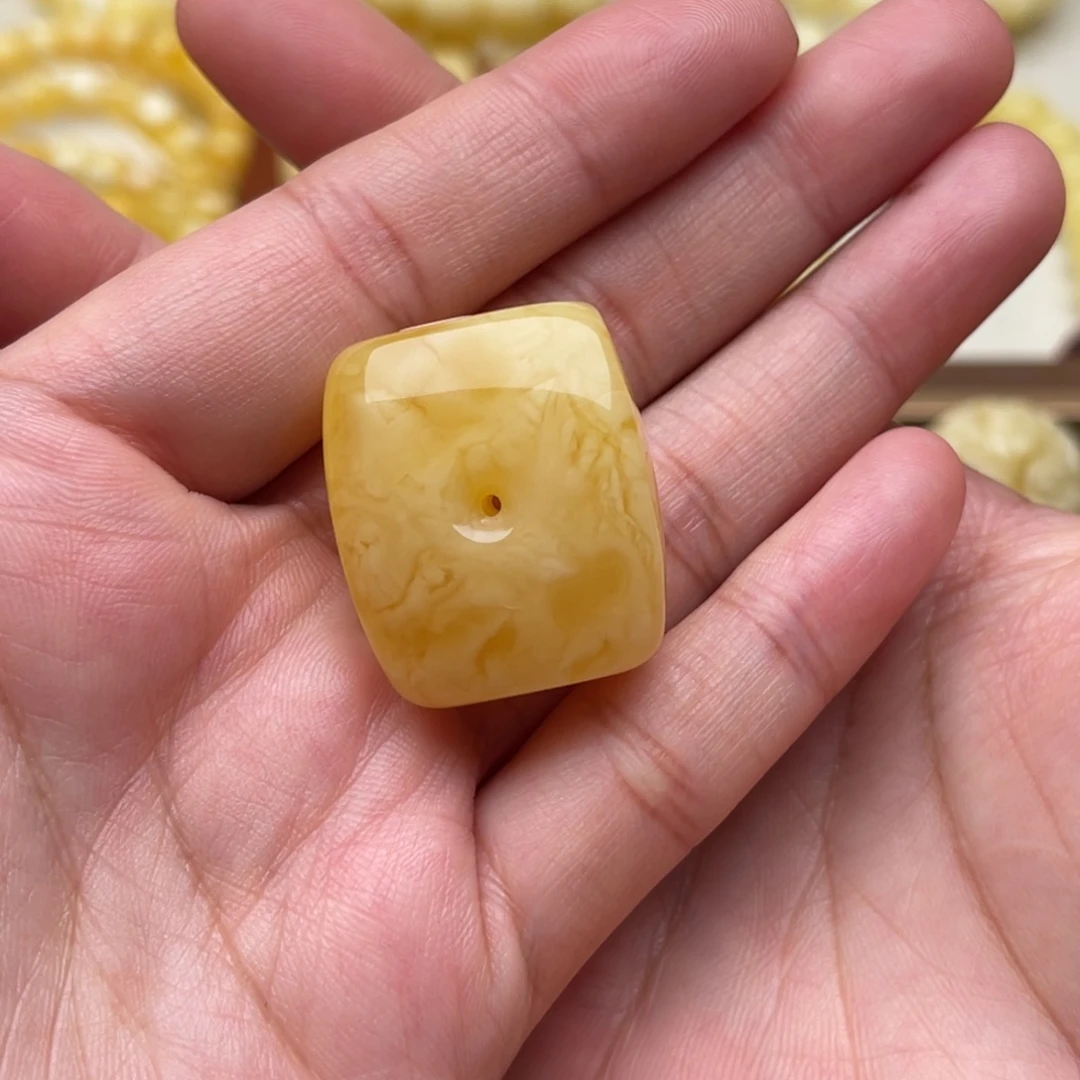 琥珀未镶嵌裸石蜜蜡吊坠笑