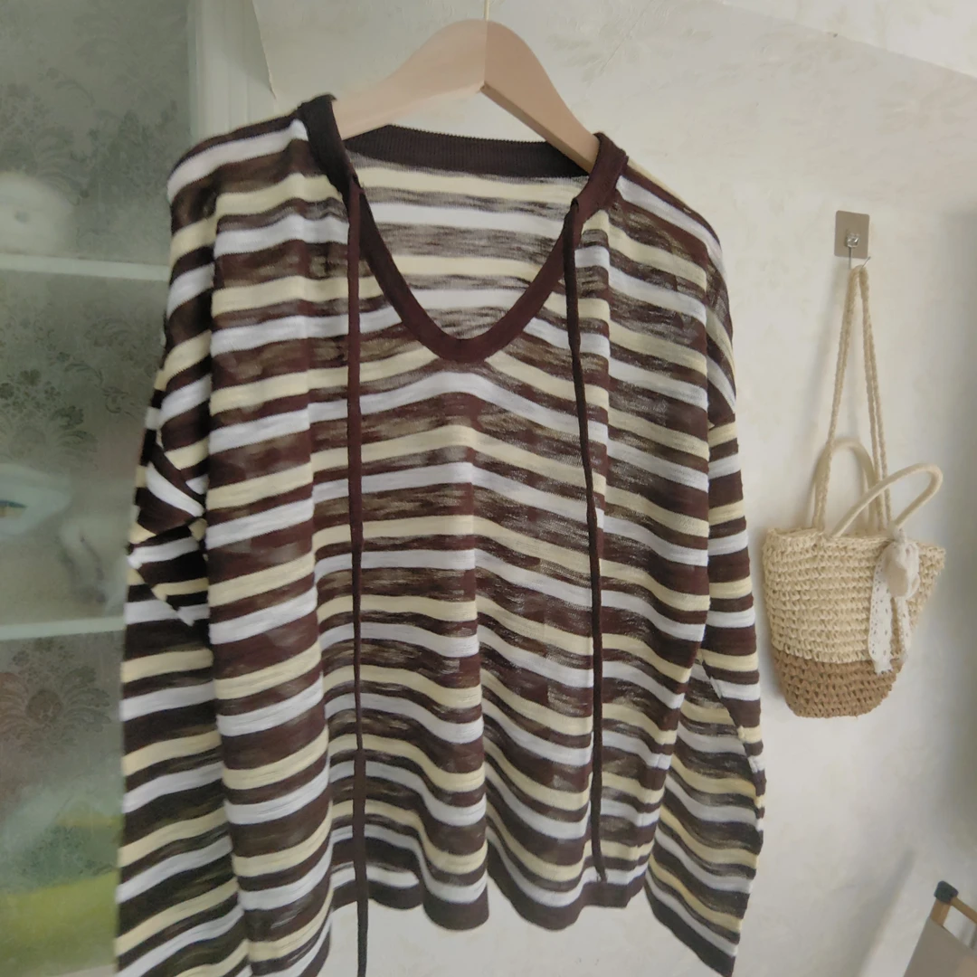 三色条纹拼接小V领设计感上衣尽显千金清冷感