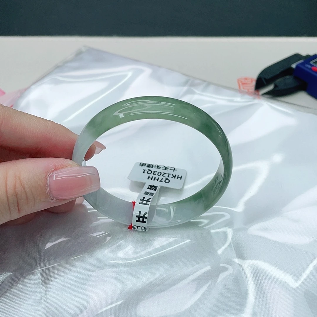 翡翠手镯未镶嵌正52.6