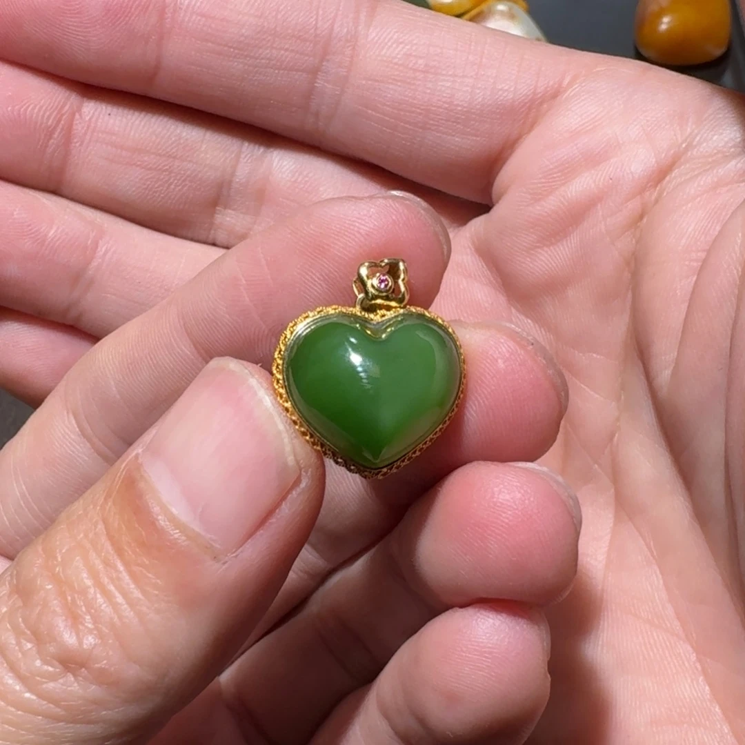 大***直和田玉18K金镶嵌颈饰