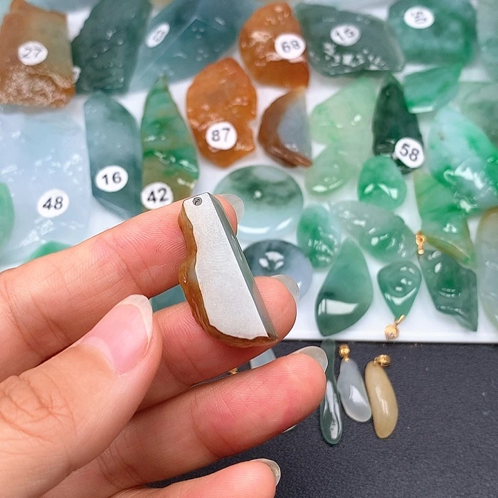 翡翠未镶嵌颈饰随型