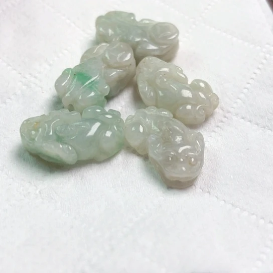 翡翠颈饰未镶嵌走***路吊坠