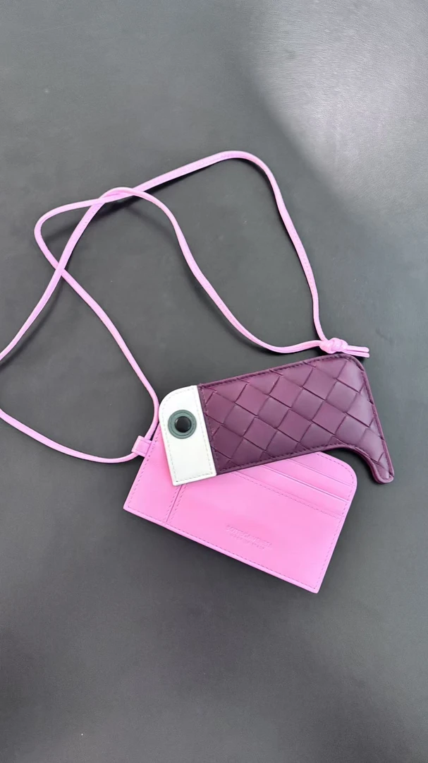 粉色头层牛皮卡包