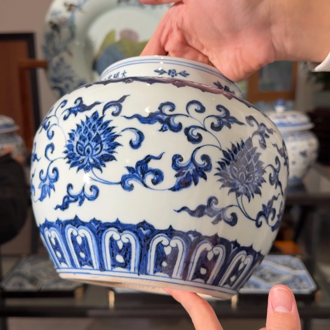 瓷片缠枝花卉仿古缸