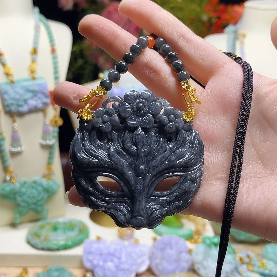 翡翠颈饰未镶嵌乌鸡面具