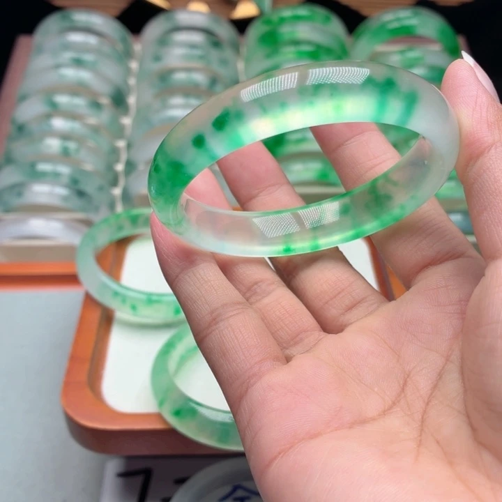 好***满石英质玉未镶嵌手镯