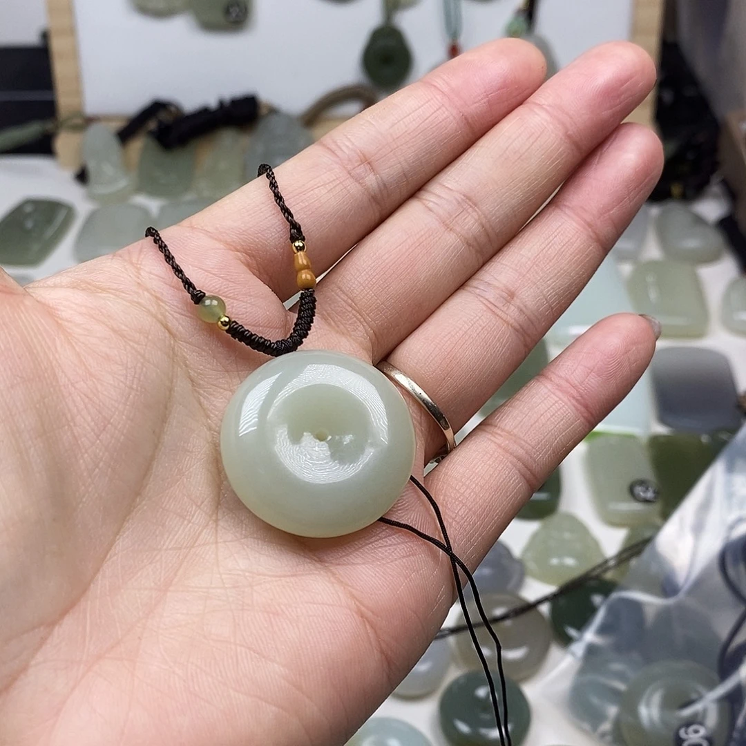 李***聪和田玉未镶嵌颈饰平安扣1602