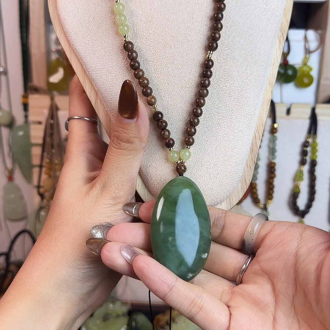 会***鱼蛇纹石玉未镶嵌颈饰