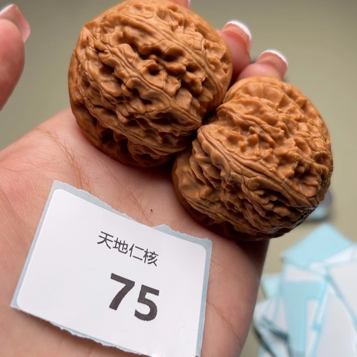 文玩核桃吊坠白狮子42