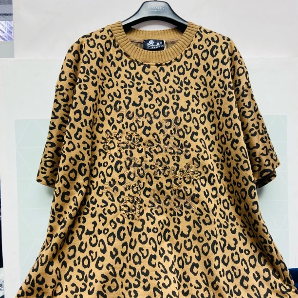 【大G精选】“摩登时代” 摩登豹纹钉钻字母圆领中长T恤