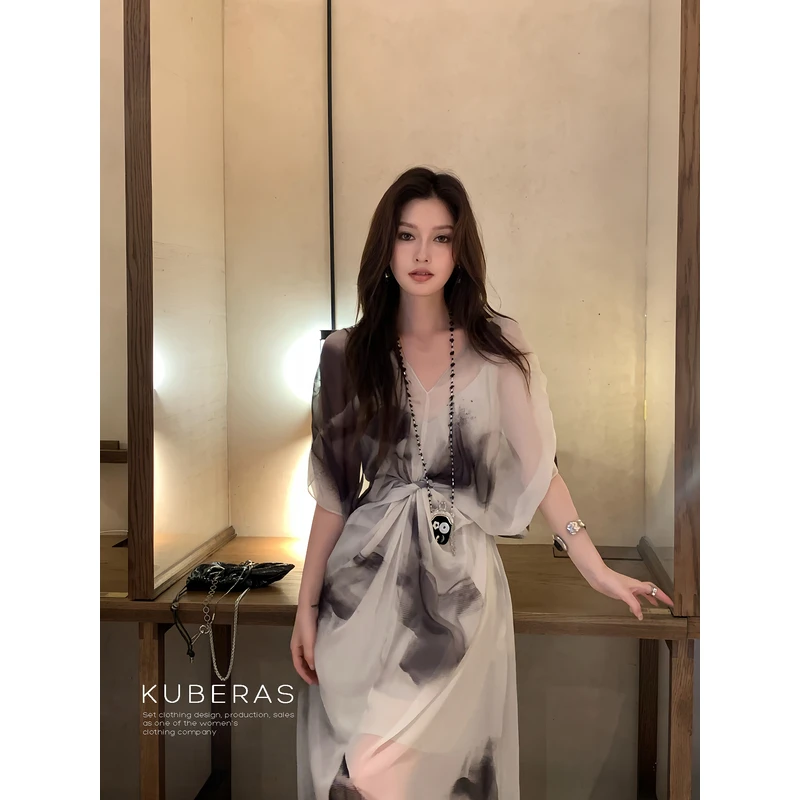 KUBERAS 长款高级感水墨晕染V领短袖连衣裙设计感小众扭结A字长裙