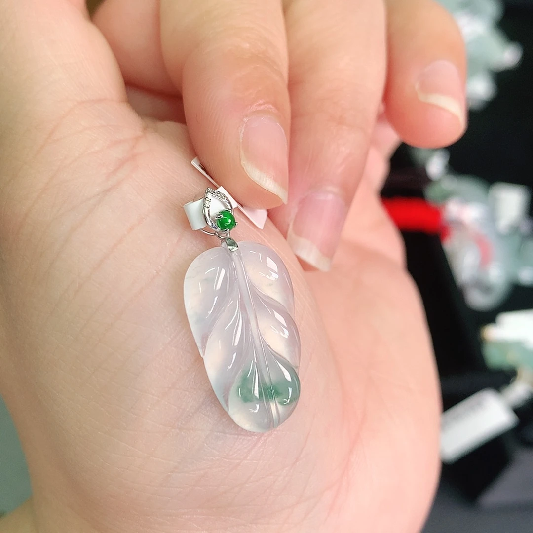 翡翠颈饰18K金镶嵌高冰飘绿叶子