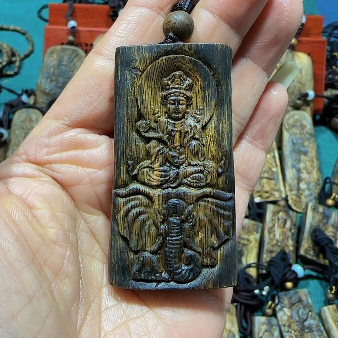 沉香吊坠海南白奇乌身老料雕刻普贤带绳14克