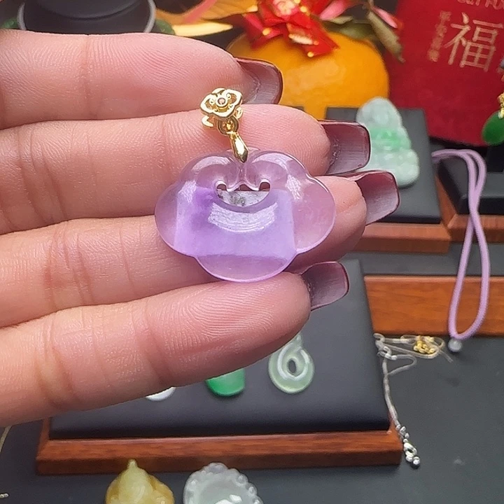 翡翠颈饰未镶嵌如意