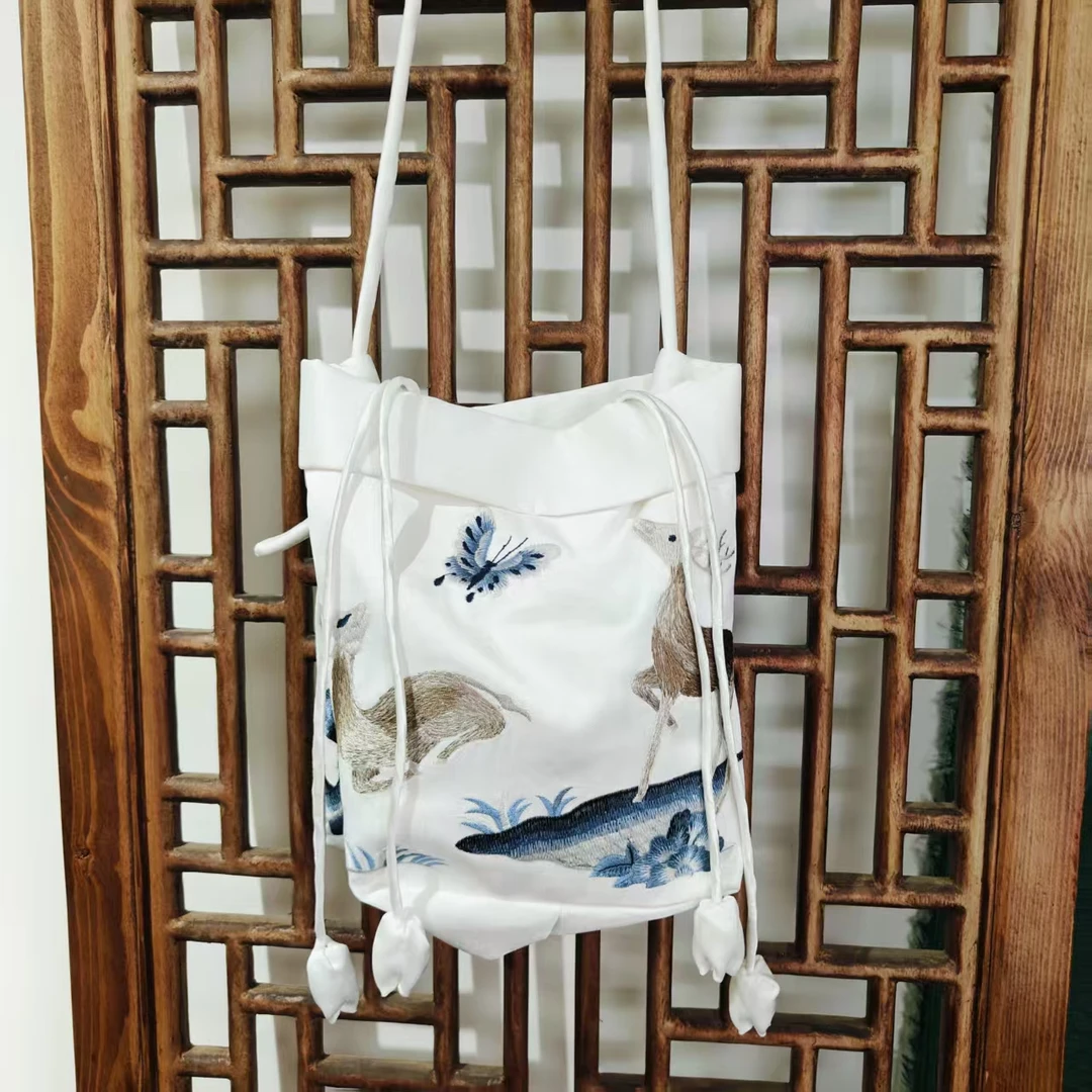 ( LB008-21)  凤徕兮私人定制白色光板底梅花鹿刺绣系绳包包