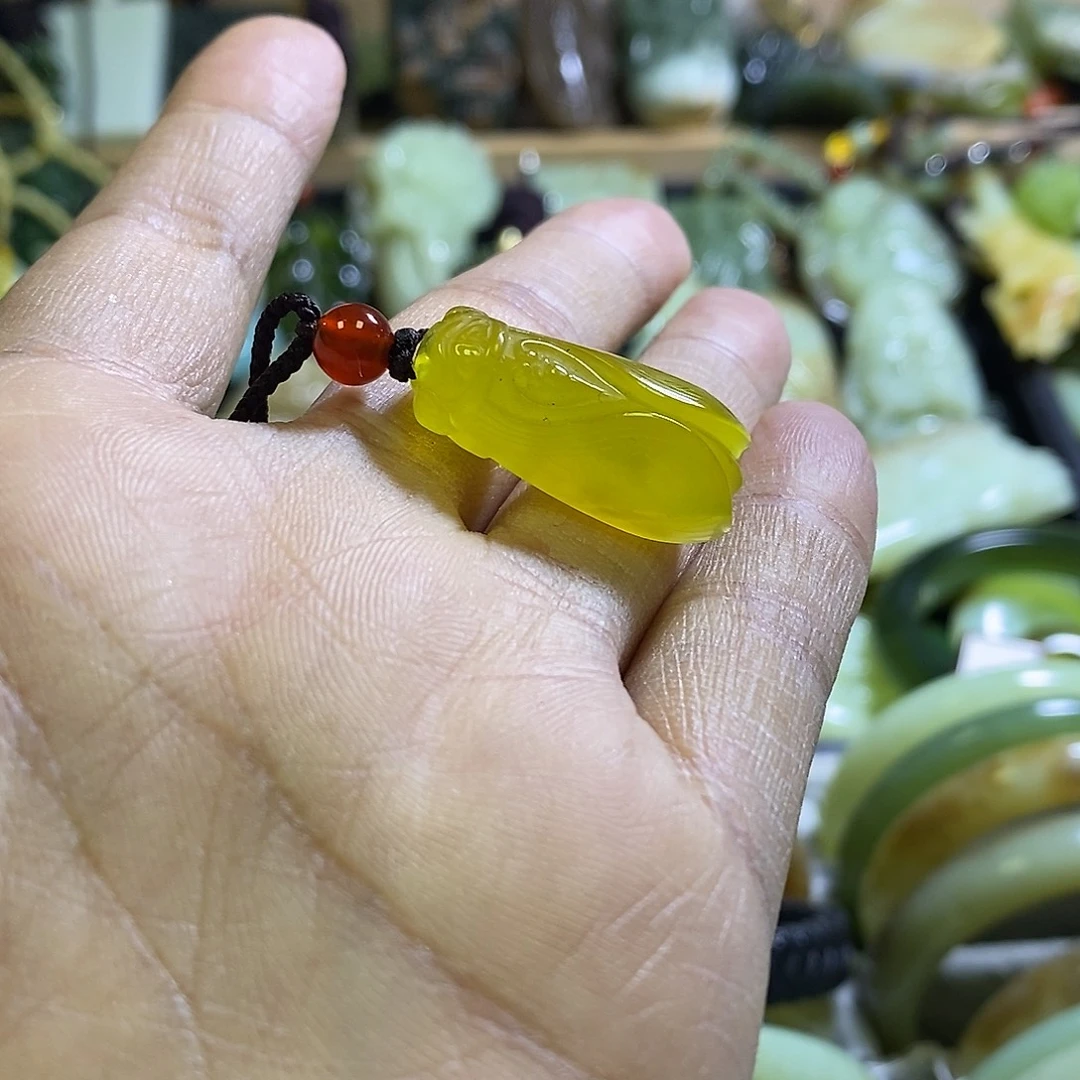 岫玉未镶嵌颈饰一个