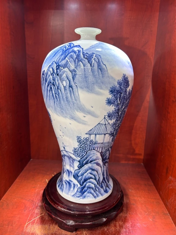 釉下青花工笔山水梅瓶