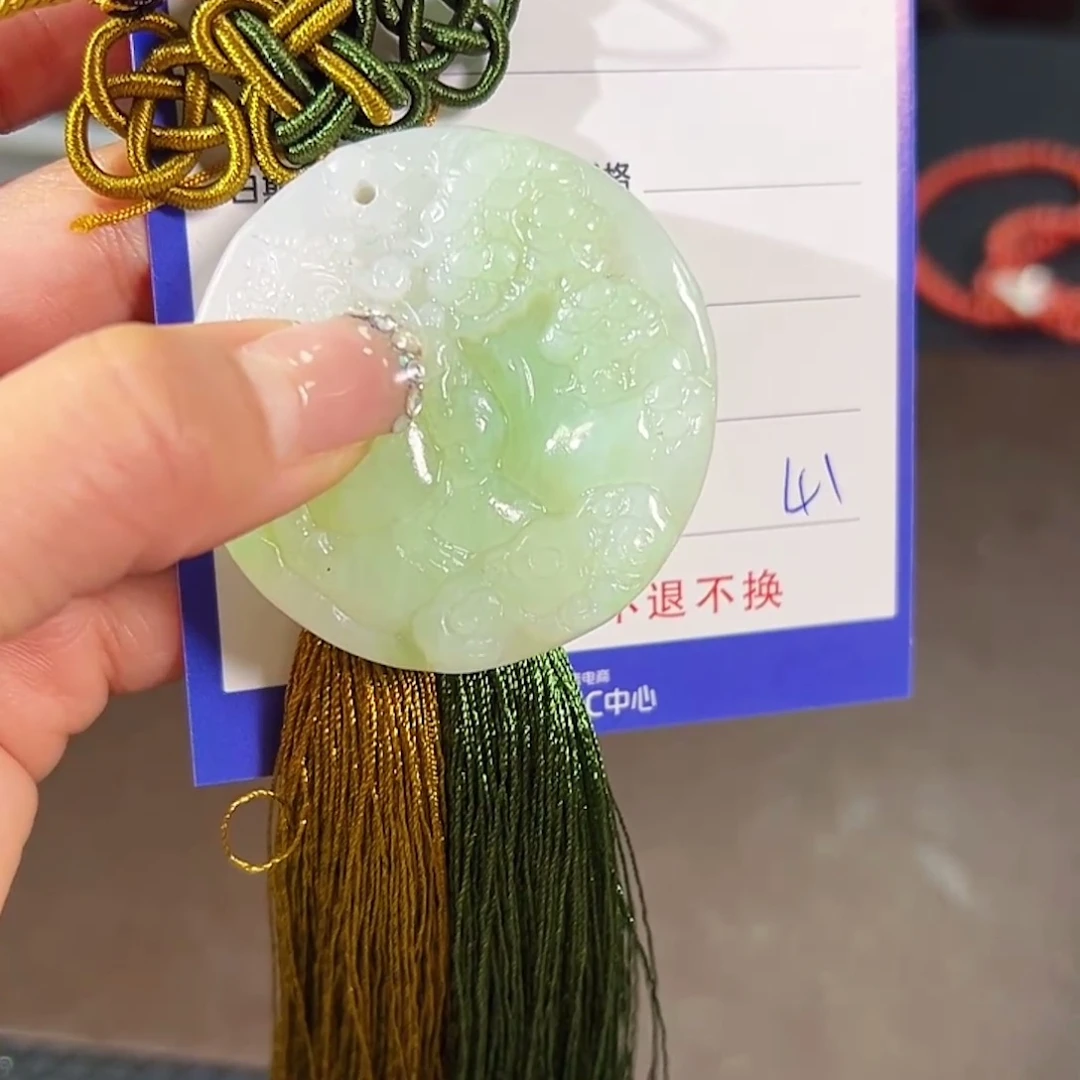 向***葵和田玉未镶嵌颈饰