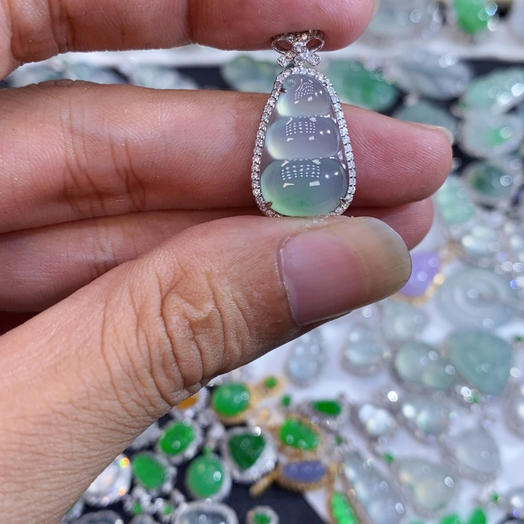 翡翠18K金镶嵌颈饰