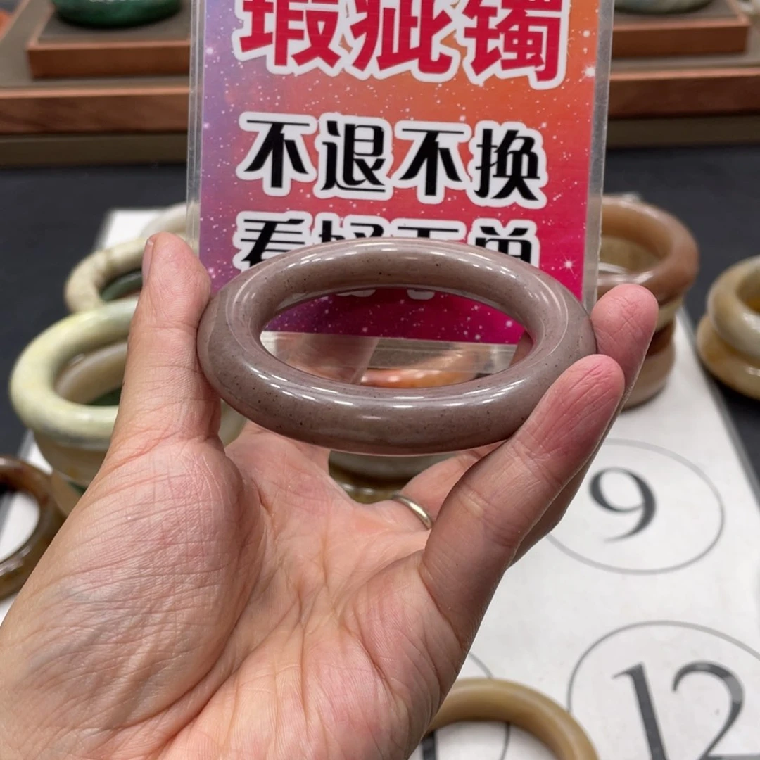刘***姨石英质玉手镯未镶嵌