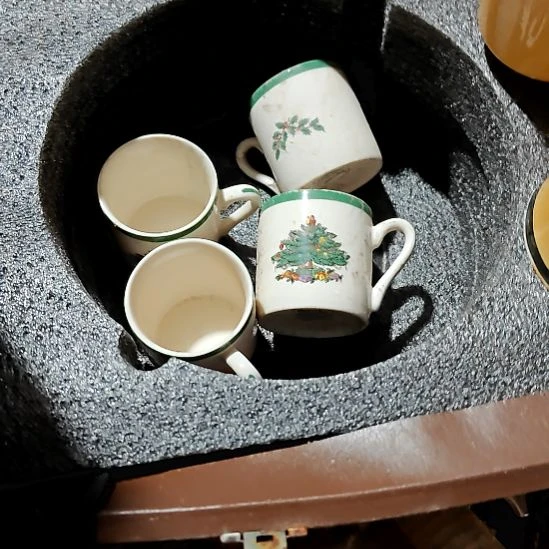 绿泥盘子碗茶壶啥都有