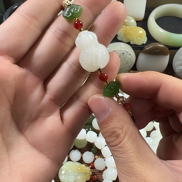 和田玉未镶嵌吊坠(赠链)