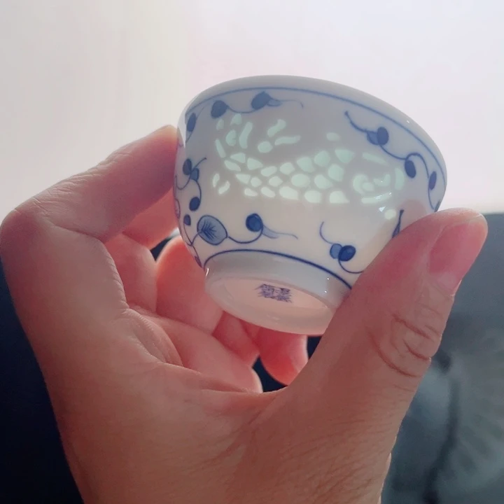 青花玲珑小杯鱼雕刻