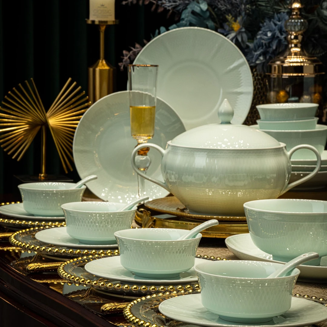 6人高端餐具套装送礼高白瓷高级感小众高温釉下彩景德镇浮雕青瓷