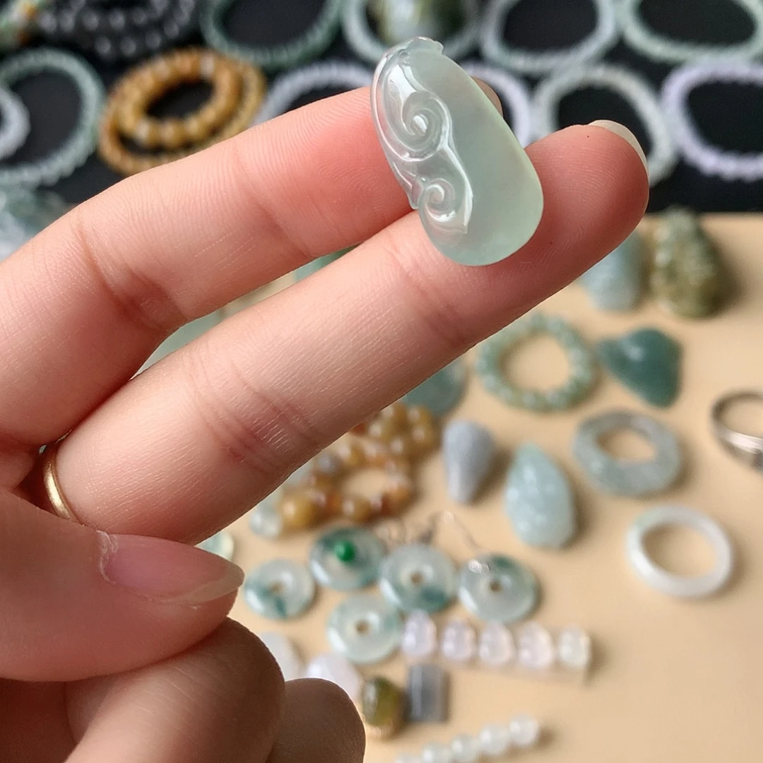 翡翠未镶嵌颈饰如意