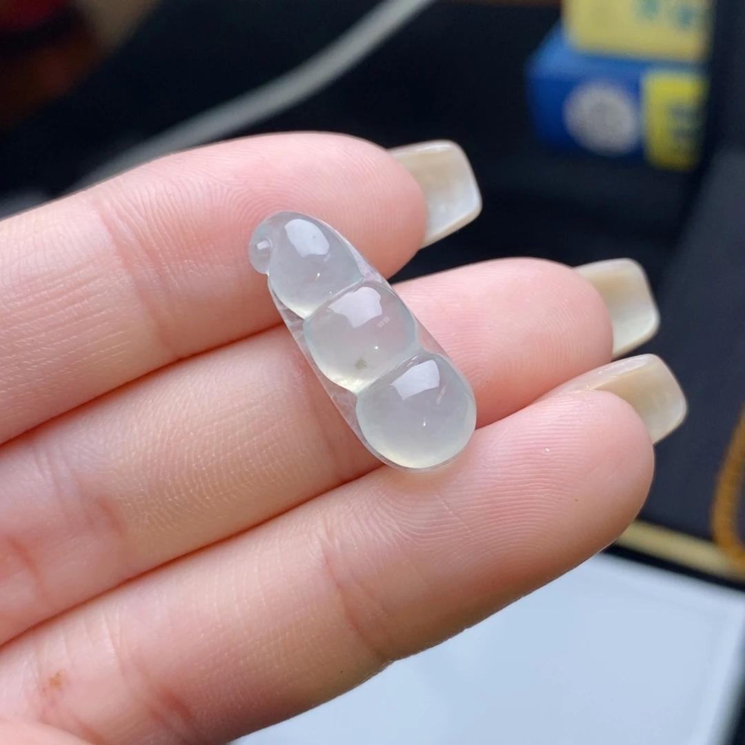 翡翠未镶嵌颈饰高冰小豆子